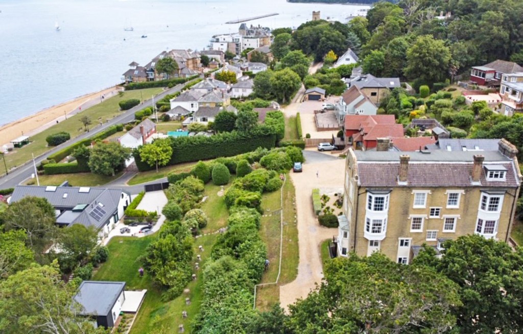 Lot: 157 - FLAT FOR IMPROVEMENT - Overhead drone picture of the block and the sea